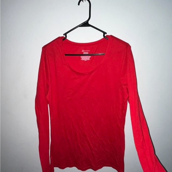 Red T-shirt - Picture 1 of 3